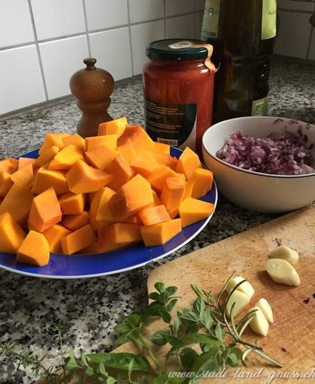 Rezept Tomaten-Kürbis-Sugo. Pastasauce mit Tomaten und Kürbis. Sommer und Herbst im Topf. Bänzinger Bio-Küche
