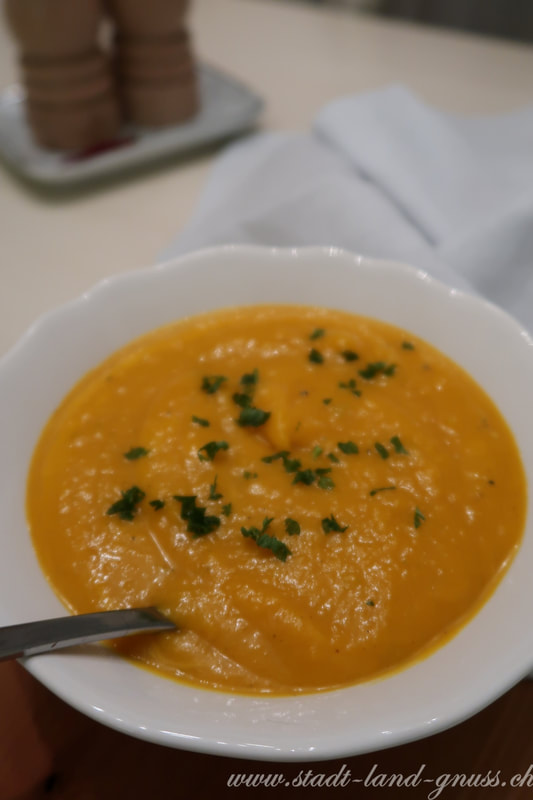 Rezept Kürbissuppe nach der 5 Elemente Lehre. Ein feines Suppenrezept. Familienrezepte für den Winter. 