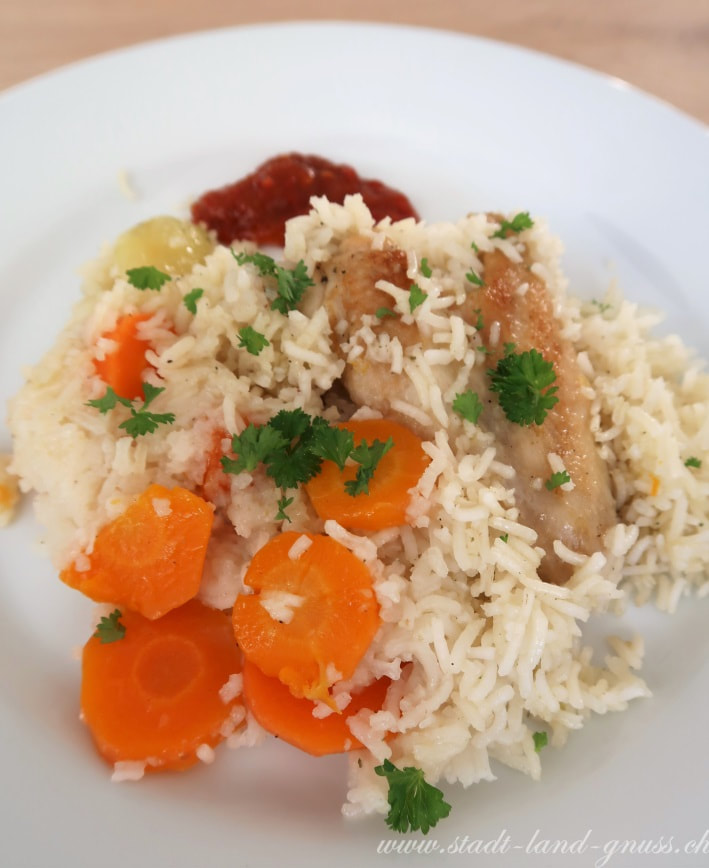 Plov, Plow, russisches Reisgericht mit Hühnchen. Reispfanne mit Poulet Retept russische Art. 