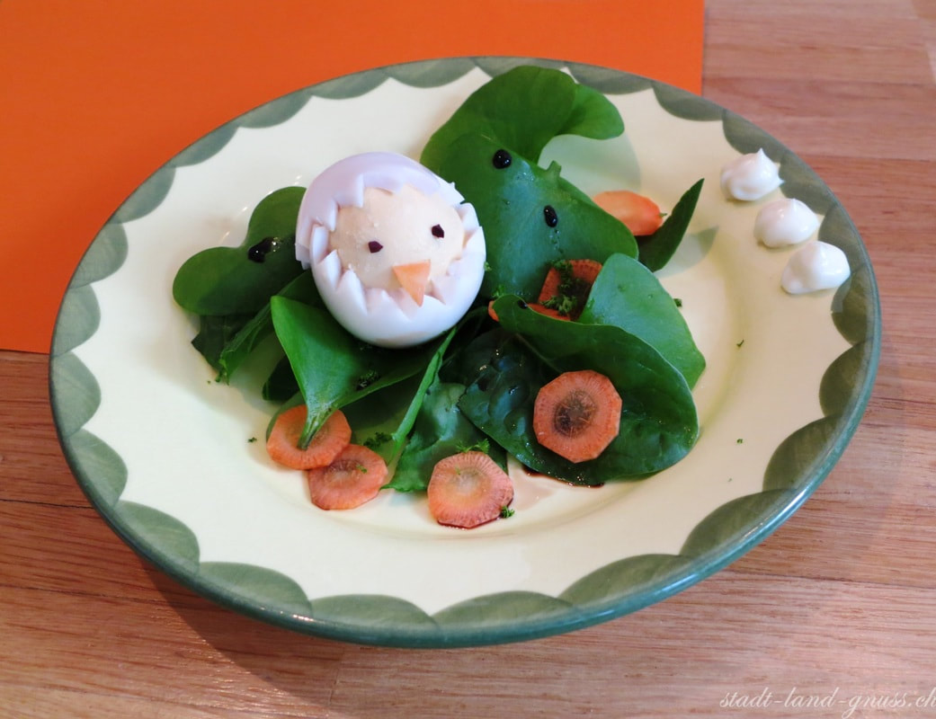 Schneller Ostersalat. Salat mit Ei. Ostermenu. Ostern auf dem Tisch. Kindermenu.