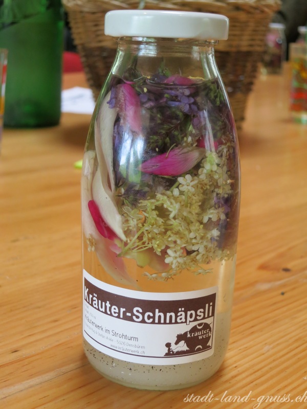 Kräuterschnaps mit Blüten www.stadt-land-gnuss.ch