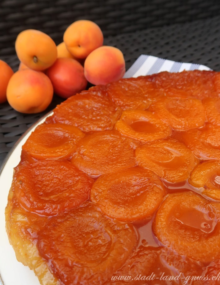 Rezept Aprikosen Tarte Tatin. Sommerkuchen mit Aprikosen und Blätterteig. Einfaches Rezept für eine süsse Sommertarte. 