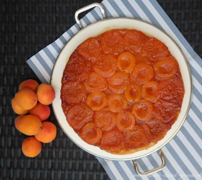 Rezept Aprikosen Tarte Tatin. Sommerkuchen mit Aprikosen und Blätterteig. Einfaches Rezept für eine süsse Sommertarte. 
