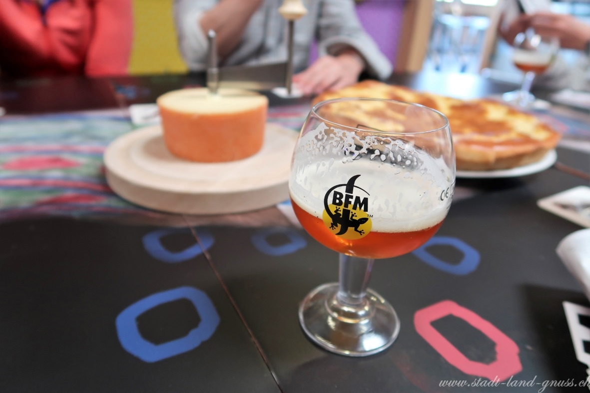 Brasserie BFM. Zum Bier gibt es Toétché (salziger Rahmkuchen) und Tête de Moine (Käse aus dem Jura). Bierdegustation 
