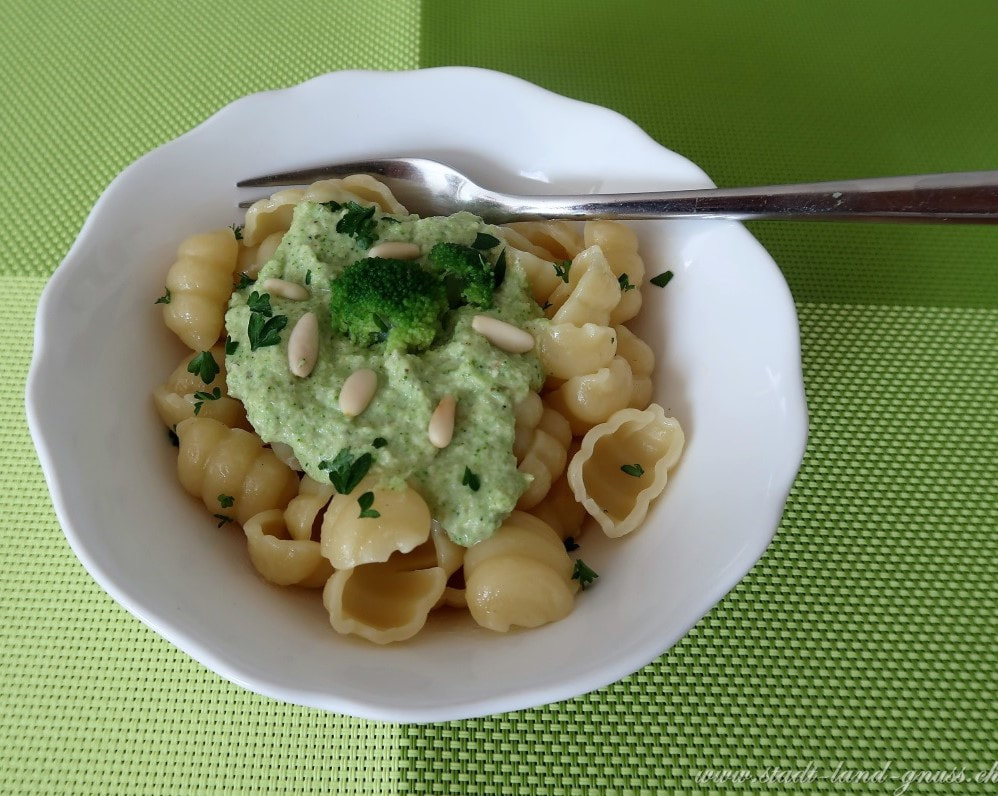 Rezept für ein Pesto mit Broccoli. Pasta mit gesundem Broccolipesto. Schnelle und einfache vegetarische Küche.