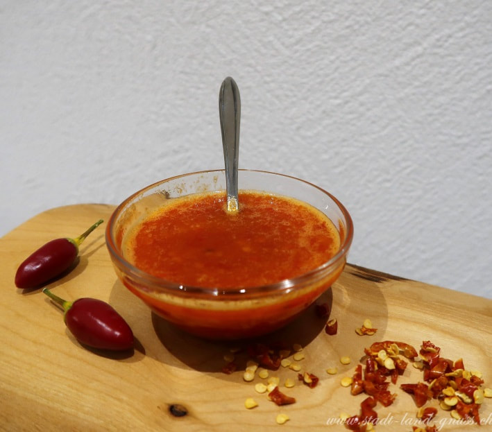 Rezept für eine scharfe Chilisauce. Einfach und scharf. Chili-Sauce mit Reisessig. 