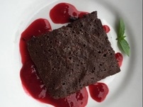 Brownie auf Himbeer-Coulis. Rezept für fruchtiges Himbeer-Coulis und ein saftiges Brownie mit Schokolade.