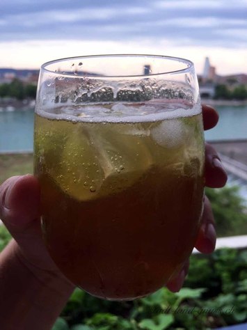 Caibierinha: Sommerdrink mit alkoholfreiem Bier. Rezepte für Drinks ohne Alkohol. Virgindrinks.