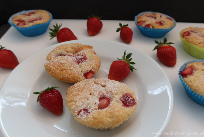 Rezept Erdbeermuffins. Muffins mit Erdbeeren und weisser Schokolade. Beerenmuffins.