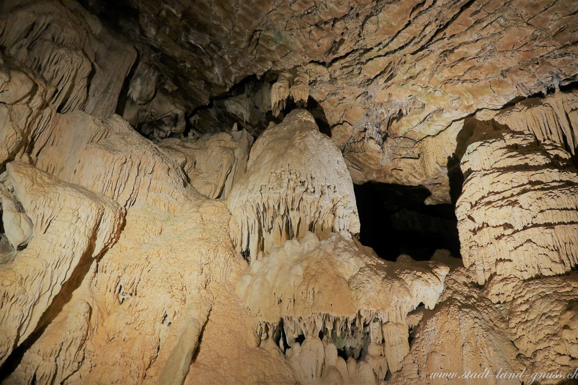 Grotten von Vallorbe. Tropfsteinhöhlen. Ausflugsidee im Schweizer Jura. Les Grottes de Vallorbe. 