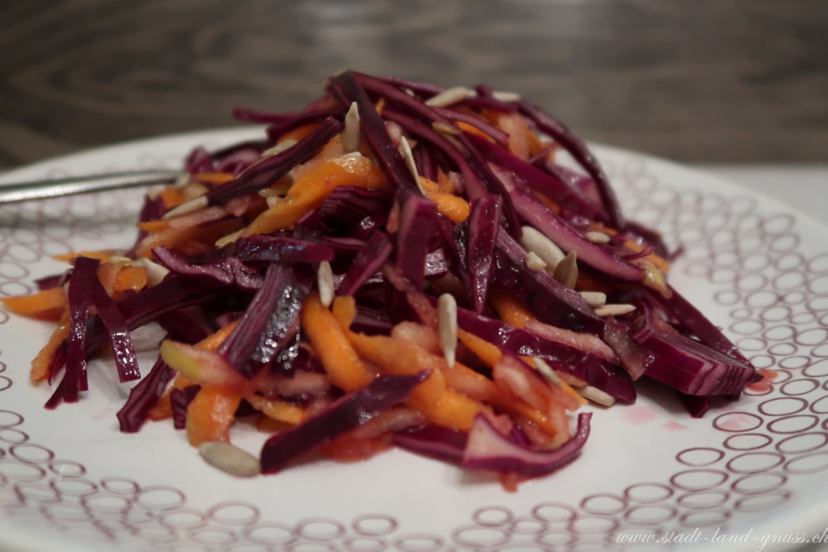 Rezept Rotkabis-Salat mit Karotte und Apfel. Blaukrautsalat, Rotkohlsalat. Wintergemüse.
