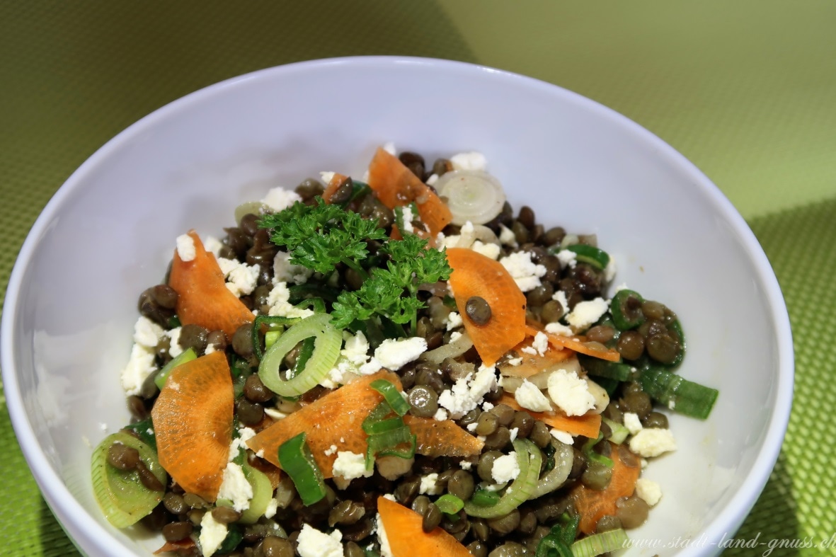 Rezept für einen gesunden Linsensalat mit Feta, Karotten und Chili.