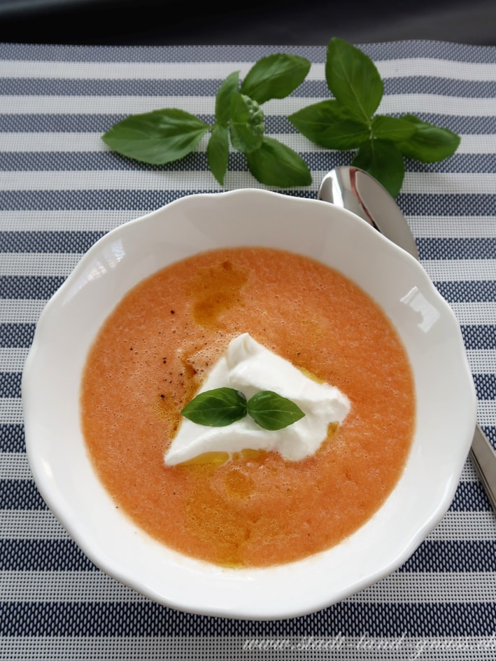 Rezept kalte Melonensuppe mit Burrata. Vorspeise im Sommer. Erfrischende Suppe mit Honigmelonen, Fünf Minuten Zubereitung. 