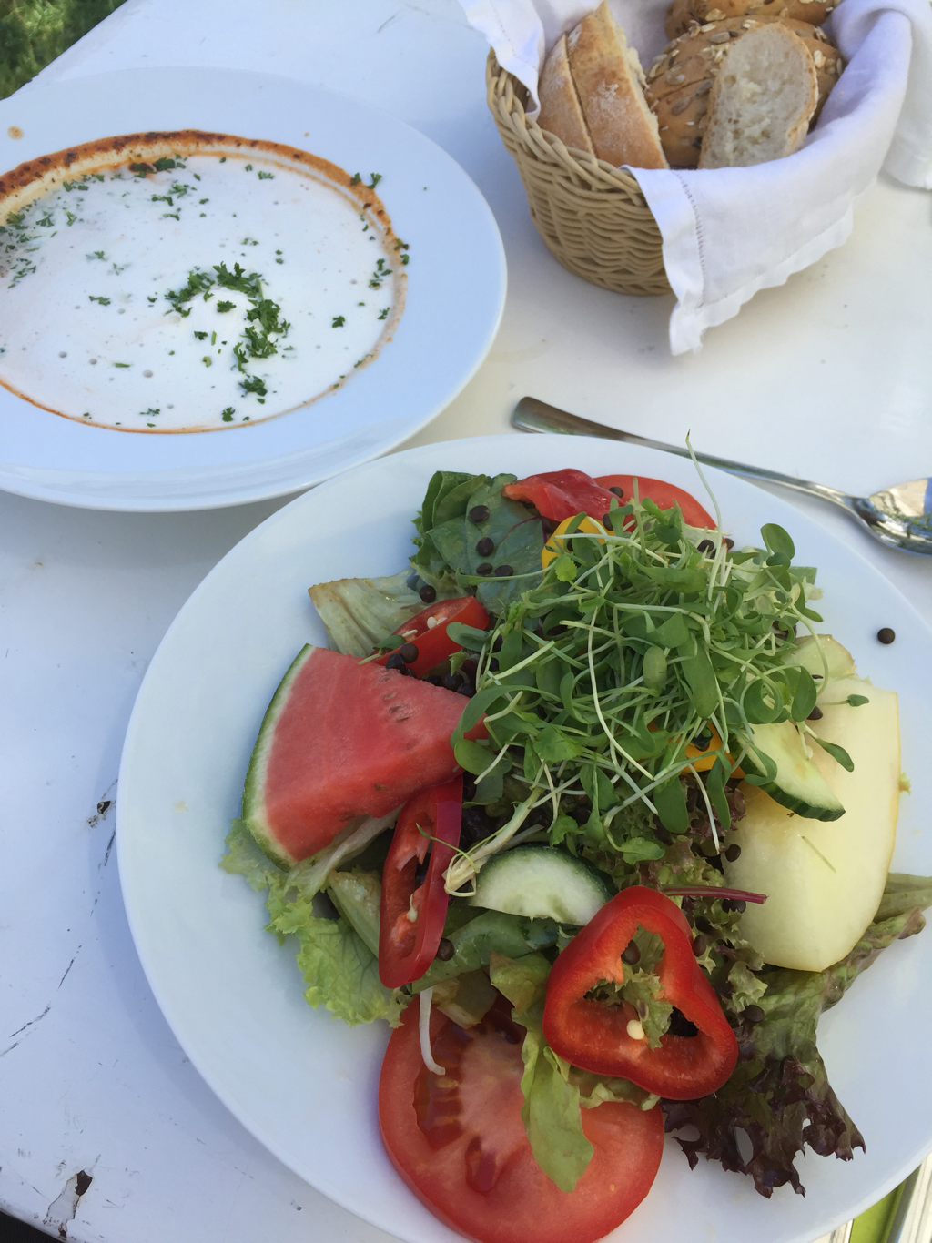 Sommerlicher Salat und Gulasch vom Weiderind