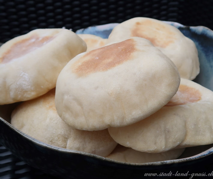 Rezept Pitabrot selbermachen. Pita-Brote selbstgebacken. Brottaschen, Fladenbrot zum befüllen. Backen. Pita. Brot.