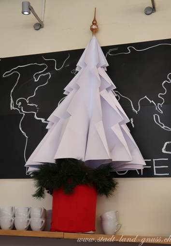 Christbaum Alternative aus Papier. Nachhaltiger Weihnachtsbaum. Tannenbaum aus Papier selbst basteln. DIY-Christbaum. 