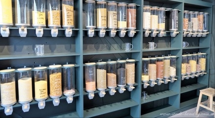 Auswahl an Trockenprodukten im Foifi Zerowaste Ladencafe in Zürich. Unverpackt einkaufen