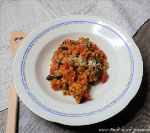 Rezept Fregola Sarda mit Gemüse. Sardische Pasta mit Peperoni, Lauch und Tomaten. 
