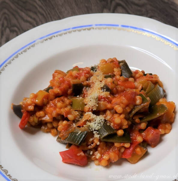 Rezept Fregola Sarda mit Gemüse. Sardische Pasta mit Peperoni, Lauch und Tomaten. 