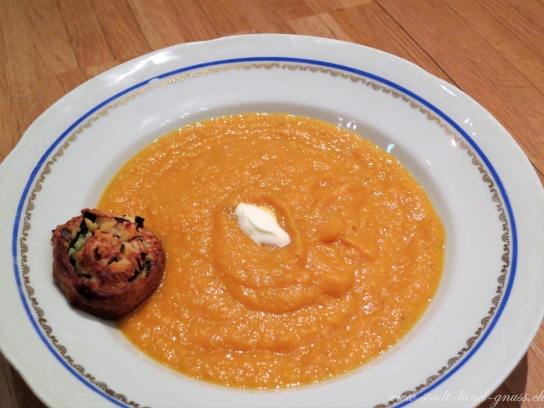 Karottensuppe mit Sauerrahm