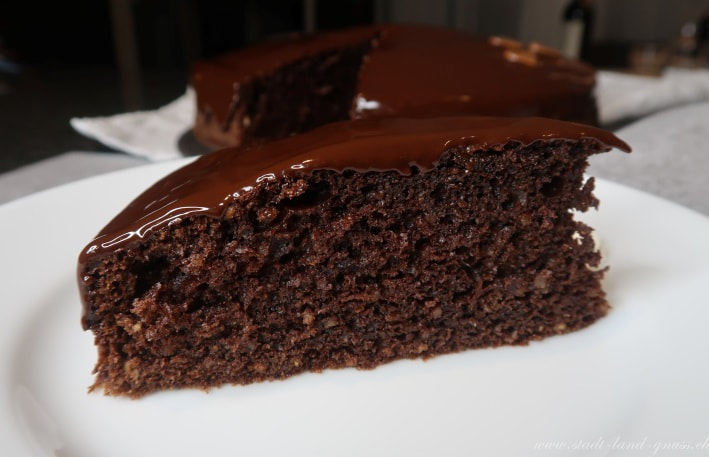 Rezept Schoggikuchen mit Sauerrahm. Schokoladenkuchen, Schokoladencake mit einem Becher. Luftiger Schokokuchen. 