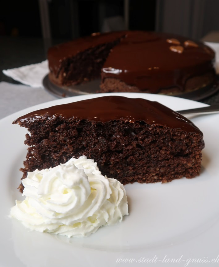 Rezept Schoggikuchen mit Sauerrahm. Schokoladenkuchen, Schokoladencake mit einem Becher. Luftiger Schokokuchen. 