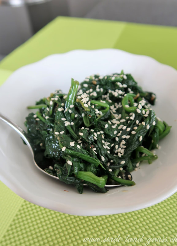 Koreanischer Spinatsalat. Rezept mit frischen Spinatblättern und Sesam. Gesund und feine Salate. 
