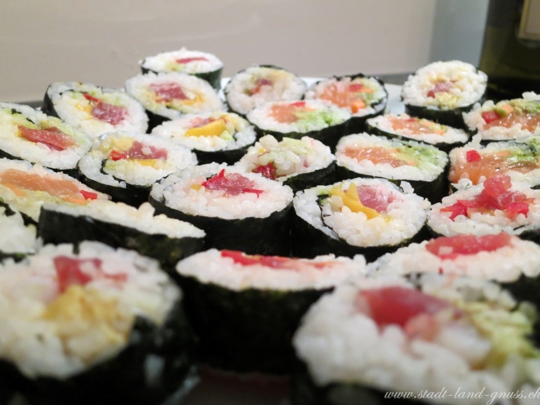 Sushi selbstgemacht - mit Freunden ganz entspannt das Essen gemeinsam zubereiten. Macht Spass und es entsteht ein Wettbewerb wer die beste Rolle gerollt hat.