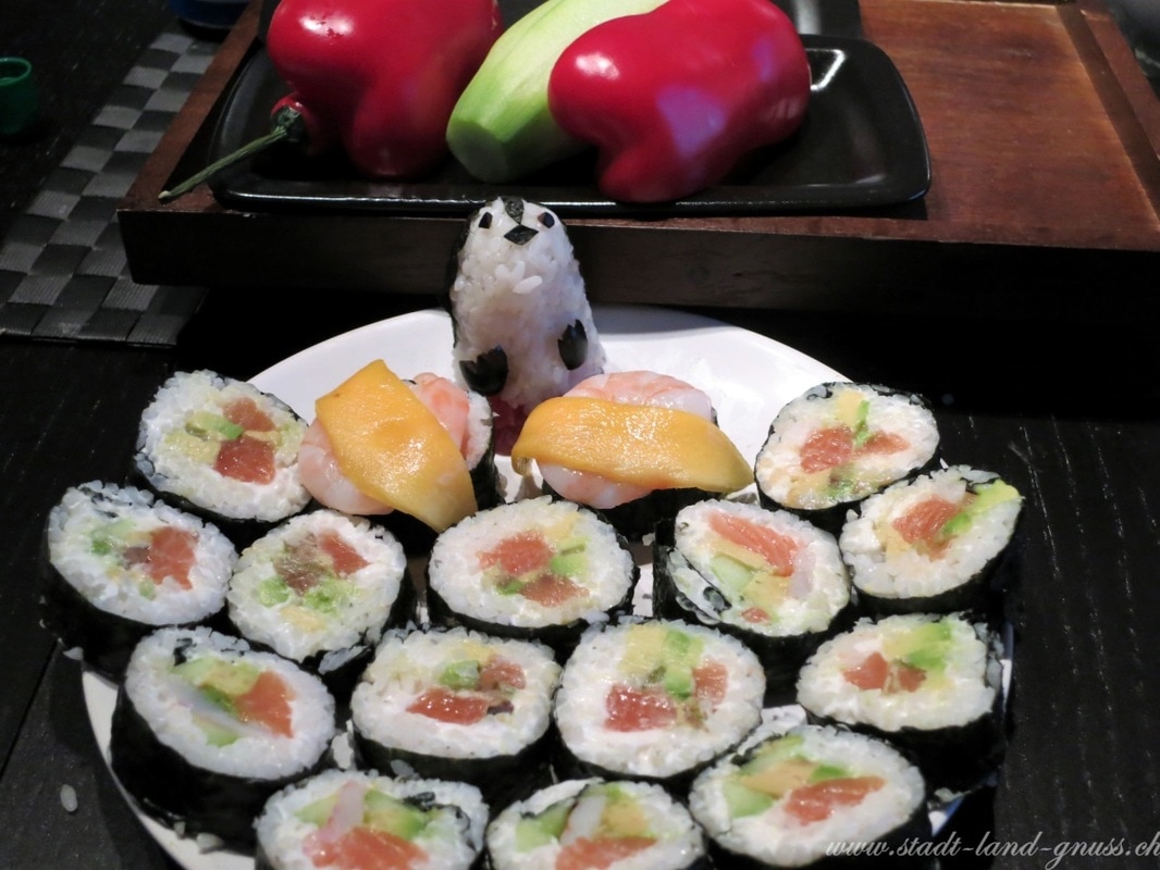Sushi selber machen - ist gar nicht so schwer und macht mit ein paar anderen auch wirklich Spass. 